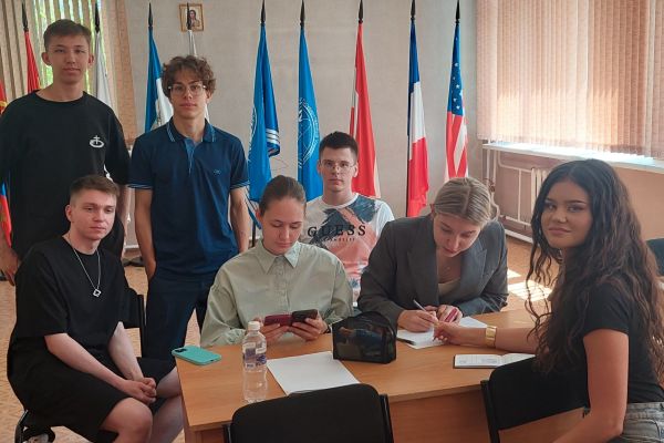 Студенты МИЭЛ написали письма бойцам СВО