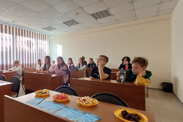 Школьники Иркутска познакомились с возможностями МИЭЛ ИГУ