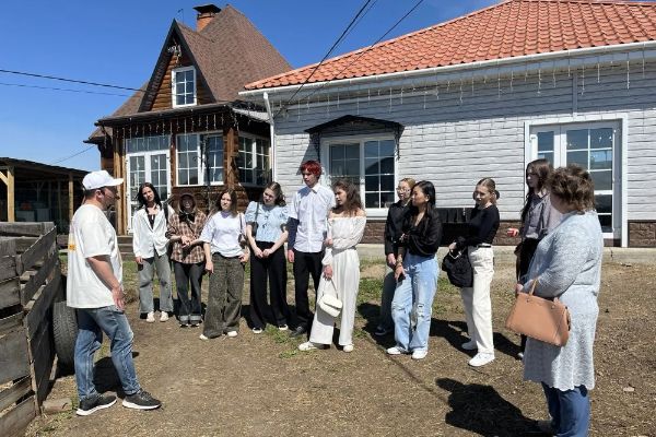 Практика на производстве: слушатели дополнительной программы профессиональной переподготовки Центра непрерывного образования МИЭЛ ИГУ освоили «вкусные» продажи на сыроварне «Милаша38»