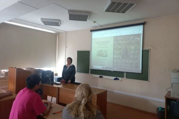 Приглашенный профессор прочитал лекцию студентам лингвистам