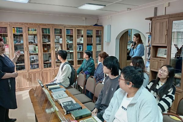Знакомство с Гуманитарным центром - библиотекой имени семьи Полевых студентов направления Лингвистика